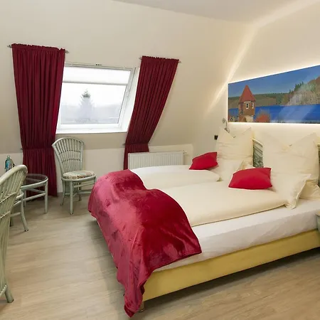 فندق Landgasthof Toennes 3*